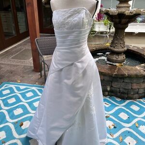 Elegant White Strapless Wedding Dress